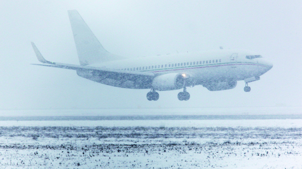 Letadlo přistávající uprostřed sněhové bouře